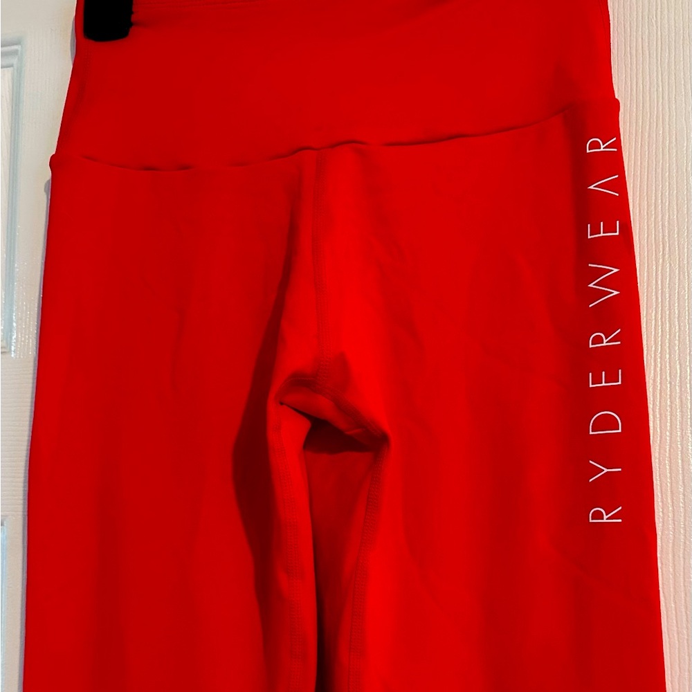 Brand new, never worn, scrunch butt leggings
